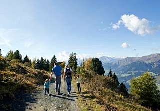 Kinder auf der Rutsche