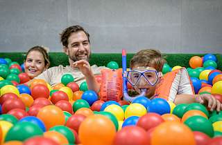 Famiie Burkart im Indoor Funpark Arosa