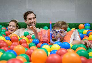 Famiie Burkart im Indoor Funpark Arosa