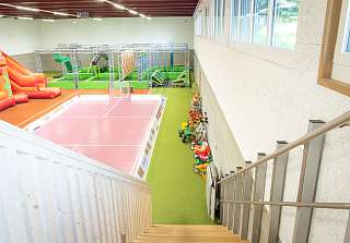 Familienausflug Arosa, Kinderhotel in den Schweizer Bergen, Hüpfburg Bärenhöhle