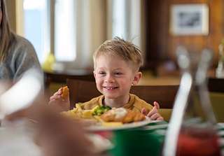 Ein Kind isst Pommes