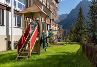 Outdoor-Spielplatz im Familienhotel Arosa - Sunstar Hotel Schweiz