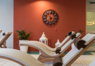 Se détendre sur les chaises longues de l’espace spa du Sunstar Hotel Arosa